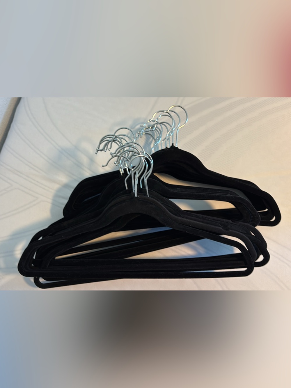 30 Velvet Slim Non-Slip Clothes Hangers - Black (Set)